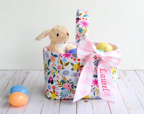 Crafts With Scrap Fabric, Fabric Easter Basket Pattern, Quilted Easter Baskets, Leftover Fabric Crafts, Basket Sewing Pattern, Embroidered Easter Basket, Easter Fabric Crafts, Easter Basket Pattern, Homemade Easter Baskets