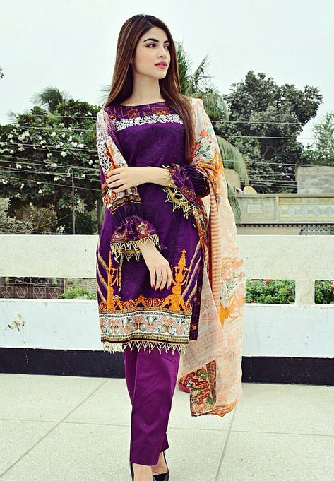 Kinza hashmi Kinza Hashmi Dresses, Kurti Styling, Actress Dress, Baby Dress Embroidery, Kinza Hashmi, Strip Clubs, Family Background, Pakistan Dress, Massage Center