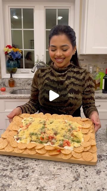 KRIPA JOSHI on Instagram: "Chaat charcuterie board 🥰🫶 This was literally super hit at our party 🙌 Thank you @hemangisanap9 for the idea and preparations!! ❤️❤️" Indian Chaat Board Decoration, Diwali Food Ideas Indian, Chaat Party Decoration At Home, Indian Chat Board, Diwali Charcuterie Board Ideas, Indian Food Decoration Ideas, Chaat Cuterie Board, Chaat Platter Ideas, Indian Cheese Board