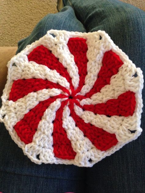 Crochet pinwheel to make the peppermint afghan. Peppermint Pillow, Crochet Peppermint, Christmas Crochet Blanket, Crochet Potholder, Ideas Navideñas, Potholder Patterns, Crochet Hexagon, Crochet Kitchen, Afghan Crochet