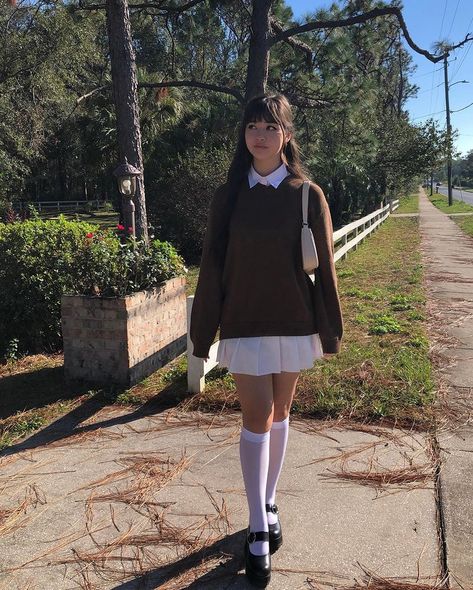 Tenis Skirt Outfits Aesthetic, White Knee Socks Outfit, Long White Socks Outfit, Long Socks Aesthetic, Long Socks Outfits, Long Socks Outfit, Cute Outfits Korean, Knee High Socks Outfit, English Outfit