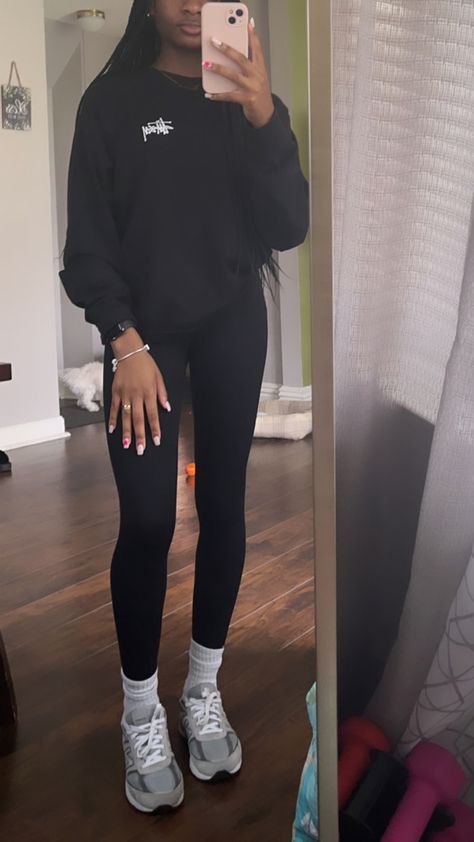 Essential Hoodie Outfits For Women, Outfits Ideas Black Women, New Balance Outfit, Black Leggings Outfit, Chill Fits, Cute Lazy Day Outfits, Swag Outfits For Girls, Streetwear Fashion Women, Cute Swag Outfits