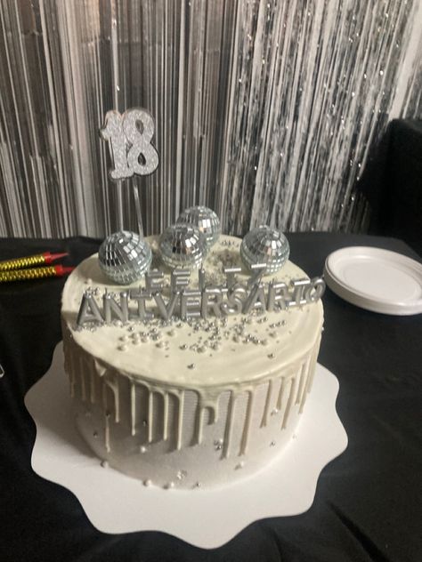 Stargirl Birthday Cake, Silver Black And White Party Decorations, Mirrorball Birthday Party, Mirror Ball Birthday, Stargirl Birthday, Silver 18th Birthday Cake, The Weeknd Cake, Disco Cake Ideas, Mirrorball Party