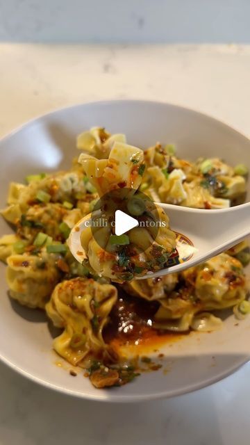 Holly Dingwall on Instagram: "CHILLI OIL WONTONS🌶️ - episode 24 of my dumpling series 🥟  These juicy, delicious wontons are packed with flavour and the perfect easy recipe if you’re a dumpling lover like me 🤤  INGREDIENTS (makes 25)  Filling  - 250g pork mince  - 3 spring onions  - Handful chopped coriander - 1 egg  - 2-3 tbsp chicken stock/broth mixed with 1 tsp cornflour - 1 clove garlic  - 1 inch chopped ginger  - 1 tbsp light soy sauce  - pinch salt  - 200g wonton wrappers  Chilli oil (ingredients for half wontons, double if eating all at once)  - 2 tbsp chilli crisp oil (or sub for normal chilli oil)  - 1 tbsp hot water  - 1 teaspoon rice wine vinegar  - 1 tbsp light soy sauce   METHOD  - Combine all of the ingredients for the filling together in a bowl and mix  - Scoop 1 teaspoon Chilli Oil Dumplings, Dumplings In Chili Oil, Wontons In Chili Oil, Chilli Oil Wonton, Din Tai Fung Spicy Wonton Recipe, Steamer Recipes, Wonton Wrappers, Steamed Buns, Food Videos Cooking