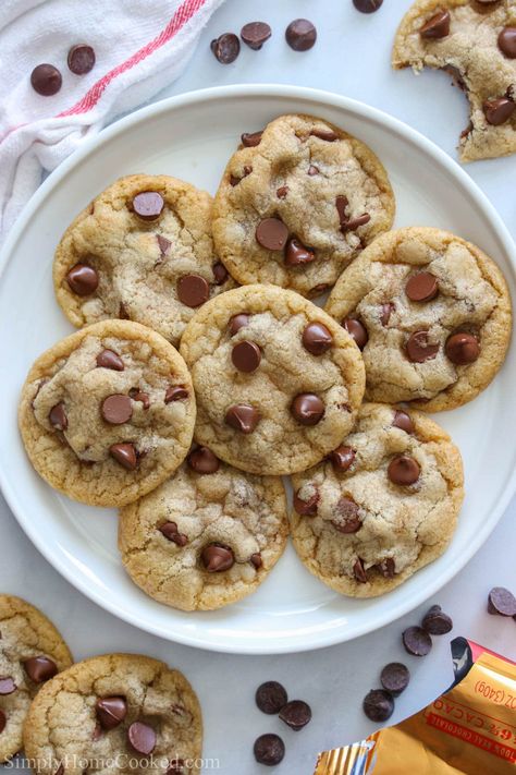 These Chewy Chocolate Chip Cookies are rich and buttery with tons of chocolate chips. This classic recipe is sinfully good and so easy to make! #chewychocolatechipcookies #chewychocolatechipcookiesrecipe #chocolatechipcookiesrecipe #chewcookiesrecipe Best Chocolate Chip Cookie Recipe Chewy, Cookies Gooey, Pillsbury Chocolate Chip Cookies, Chewy Chocolate Chip Cookies Recipe, Crispy Chocolate Chip Cookies, Cookie Recipes Chewy, Oatmeal Raisin Cookies Chewy, Gooey Chocolate Chip Cookies, Best Chocolate Chip Cookies Recipe