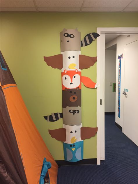 Preschool Native American totem pole!! The children loved learning about the topic, choosing an animal and seeing the magic happen while I was making it in the room! Native American Classroom Decor, Native American Crafts Preschool, Totem Poles For Kids, Totem Pole Craft, Pumpkin Seed Crafts, Survivor Idea, Native Americans Unit, Diy Totem, Native American Totem