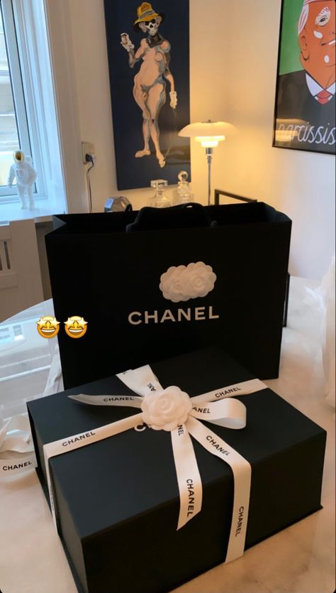 Chanel Box Packaging, Chanel Gift Bags, Expensive Gifts For Women, Small Business Plan Ideas, Lux Gifts, Luxury Gift Basket, Luxury Birthday Gifts, Best Gift Baskets, Luxury Birthday