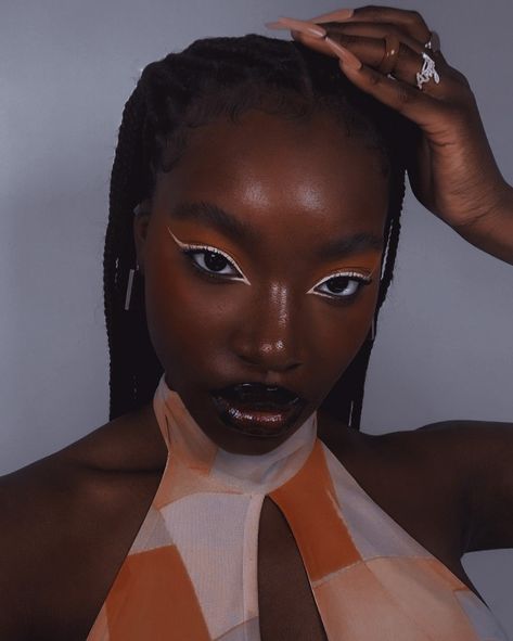 Poc Makeup Looks, Siren Eyes Black Women, Prom Eyeliner, White Eyeliner Waterline, Pose Jewelry, Graphic Liner Ideas, White Eyeliner Makeup, African Makeup, Egyptian Makeup