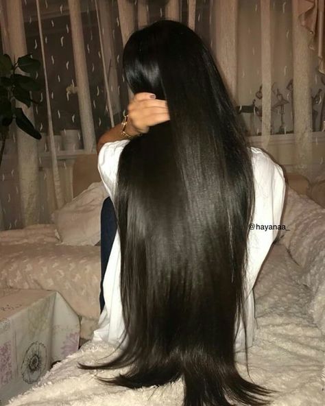 558 Likes, 9 Comments - Long Hair Women ❤ (@longhairwomen) on Instagram: “So sleek and shiny ❤❤❤ . ✨ @ficandogataa ✨ Hello everyone ✔ DM/tag me your pics to be…” Long Shiny Hair, Long Hair Models, Long Silky Hair, Really Long Hair, Long Dark Hair, Super Long Hair, Long Black Hair, Long Hair Women, Braids For Long Hair