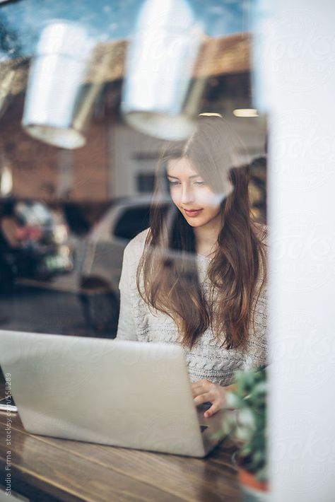 Woman sitting in coffee shop and looking at laptop. Boomerang Instagram, Cv Website, Fall Instagram, Coffee Shop Branding, Coffee Shop Photography, Autumn Instagram, Brand Photography Inspiration, Business Photoshoot, Branding Photoshoot Inspiration