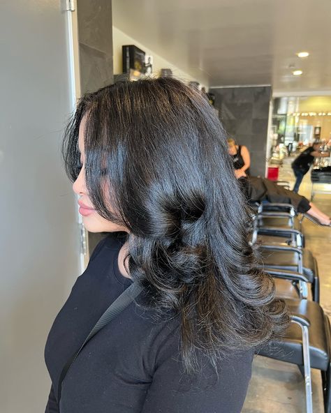 BIG SUMMER BLOWOUT (hair) Did a blowout on my pretty client to get her weekend started 😍 #hair #hairstylist #blowoutstyles #paulmitchell #hairsalon #hairtutorial #curlyhair #blondehair #haireducation #hairtransformation Big Hair Blowout, Blowout Hair Natural Styles, Blowout Hair Medium, Big Summer Blowout, Natural Blowout, Dominican Blowout, Graduation Hair, Natural Hair Blowout, Hair Blowout