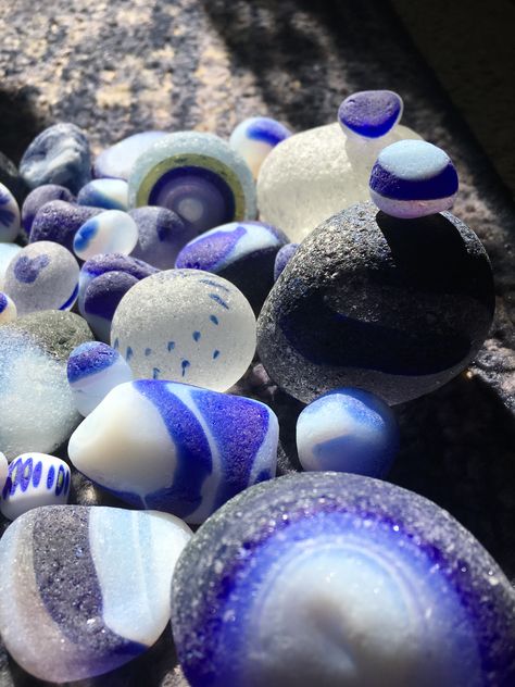 Sea Glass Art Projects, Ocean Treasures, Glass Art Projects, Pretty Rocks, Sea Glass Crafts, Cool Rocks, Rocks And Gems, The Blues, Beach Glass