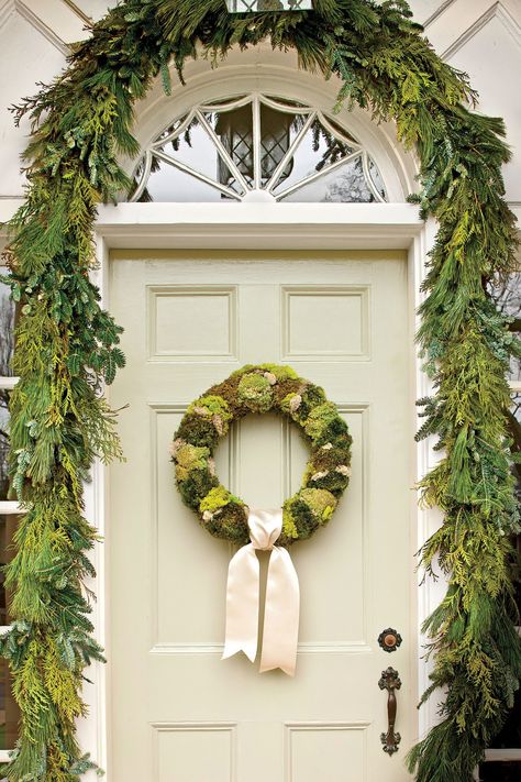 Christmas Wreaths For Windows, Holiday Decorating Ideas, Classic Wreath, Doors Ideas, Christmas Windows, Christmas Window Decorations, Festive Wreath, Wreaths And Garlands, Christmas Greenery