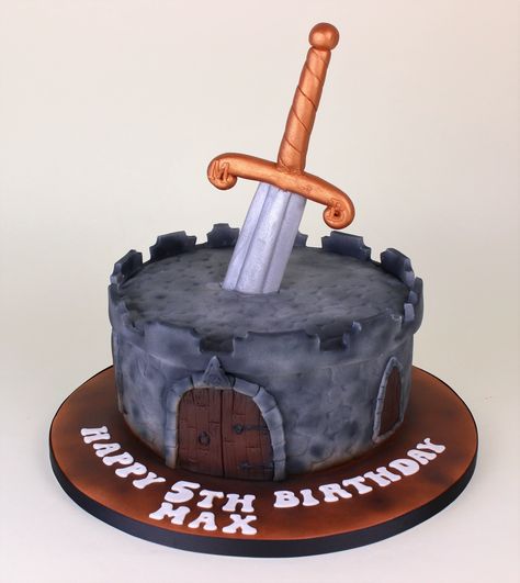 Castle and sword cake Medieval Castle Cake, Medieval Cake Ideas, Medieval Birthday Cake, Medieval Cake, Viking Cake, Knight Cake, Robot Cake, Castle Birthday Cakes, Castle Cake Topper