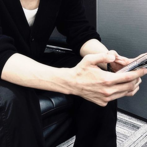 seventeen svt joshua details icon Svt Hands, Joshua Hands, Joshua Seventeen Icons, Seventeen Details, Black Apartment Aesthetic, Joshua Icons, Hong Joshua, Black Apartment, Svt Joshua