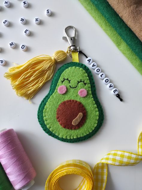 Felt Keyring Ideas, Felt Wallet Pattern, Cute Felt Keychain, Felt Keychain Pattern, Felt Keychain Ideas, Flanel Craft Handmade, Felt Keychain Diy, Felt Keyrings, Avocado Keychain