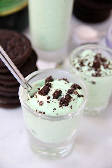 Oreo Pudding Shots, Pudding Shot Recipes, Cookie Shot, Jello Pudding Shots, Frozen Drinks Alcohol, Mint And Chocolate, Oreo Pudding, Dessert Shooters, Alcoholic Desserts