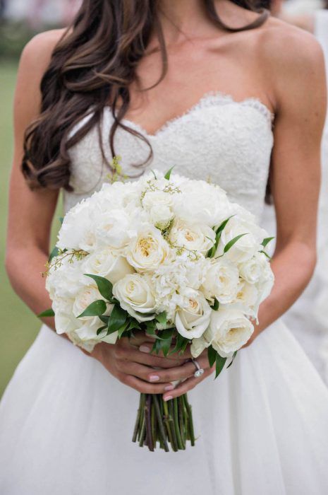 Cream Bridal Bouquet, Black Wedding Table, Cream Wedding Bouquet, Winter Wedding Table, Bridal Bouquet Summer, Simple Wedding Bouquets, White Weddings Reception, Bouquet Photography, Bride's Bouquet