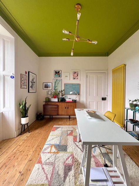 Green And Yellow Home Decor, Colour Ceiling Living Room, Color Pop Interior Design, Olive Green Ceiling, House Colour Interior, Rooms With Painted Ceilings, Maximalist Paint Colors, Colored Ceiling Ideas, Painted Ceiling Design