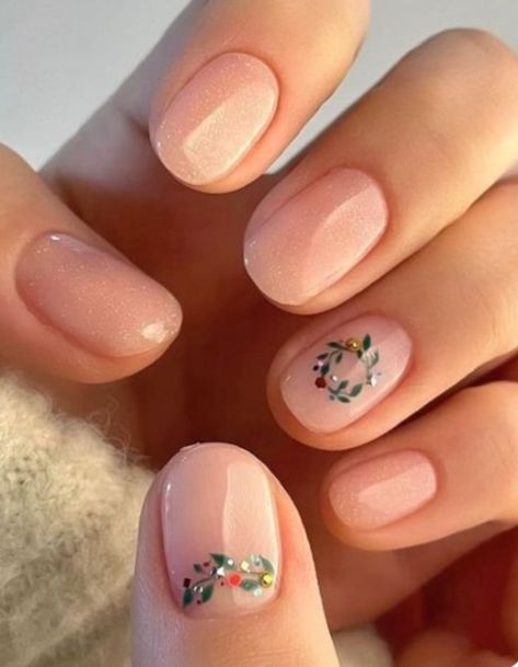 Christmas Manicure Short Nails, Minimal Xmas Nails, Minimalist Christmas Nails Short, Minimal Christmas Nails Short, Short Nail Ideas Christmas Simple, Christmas Nails Short Natural, Discreet Christmas Nails, Delicate Christmas Nails, Christmas Floral Nails