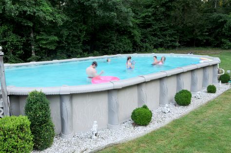 What do you do when summer's coming? Having vacation with your family? Or do you prefer having fun with your family on your home?  These above ground pool ideas may can help you. Check it out! Doughboy Pool, Oval Above Ground Pools, Oval Pool, Piscina Intex, Pool Deck Plans, Oberirdische Pools, Swimming Pool Photos, Best Above Ground Pool, Swimming Pool Decks