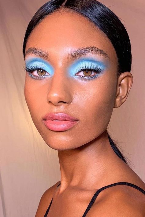 Simple and creative 80s makeup ideas for gorgeous looks. Bring your blue eyeshadow and pink lipstick game to a new level. #80smakeup #80s #makeup #makeupideas #1980smakeup #blueeyeshadow #bushybrows 80's Makeup, 80s Makeup Trends, Monochromatic Makeup Looks, 80’s Makeup, Editorial Make-up, College Makeup, Monochromatic Makeup, Holloween Makeup, Wedding Singer