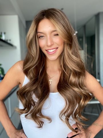 Bridesmaid Blowout Hair, Long Wavy Hair Bridesmaid, Curled Hair Big Curls, Light Curls Wedding Hair, Big Beachy Waves, Flowy Curls Soft Waves, Big Glamorous Curls, Big Curls For Prom, Full Curls For Long Hair