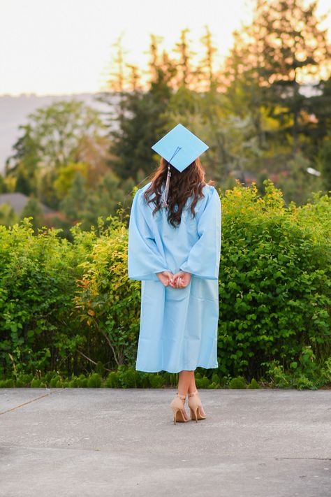 Backside view of high school senior in light blue graduation cap and gown. Graduation Pictures For High School, Graduation Pictures No Cap And Gown, High School Graduation Inspo Pics, Mother Daughter Graduation Photos, Curvy Graduation Pictures, Graduation Photography Poses Cap And Gown, Outside Graduation Photoshoot, Graduation Pictures At Park, Cap And Gown College Pictures