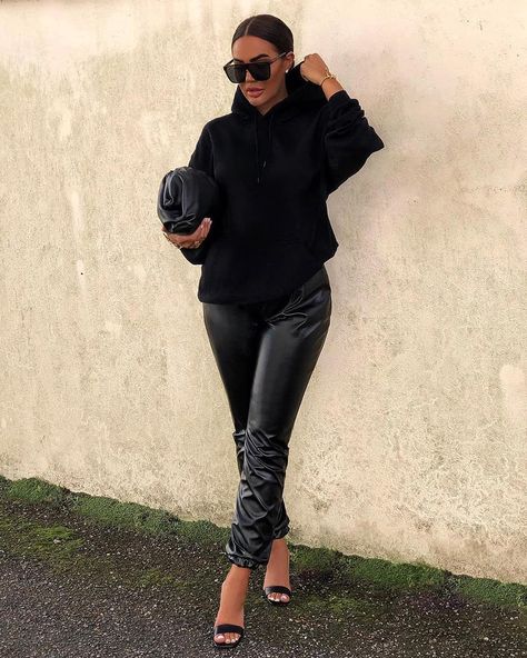 Leather Joggers Outfit Night, Leather Joggers Outfit, Leather Pants Outfit Night, Zebra Cardigan, Night Out Clubwear, Leggins Outfit, Leather Trousers Outfit, Leather Dress Outfit, Sporty Chic Outfits