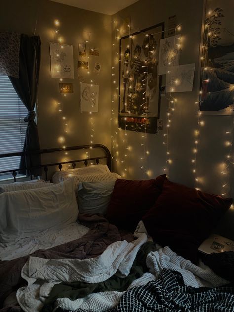 1990s Bedroom Aesthetic, Nightcore Bedroom, 90s Style Bedroom, 90s Theme Bedroom, 1980s Bedroom Aesthetic, 1980 Bedroom, 90s Grunge Bedroom, Vintage Teen Bedroom, 90’s Bedroom