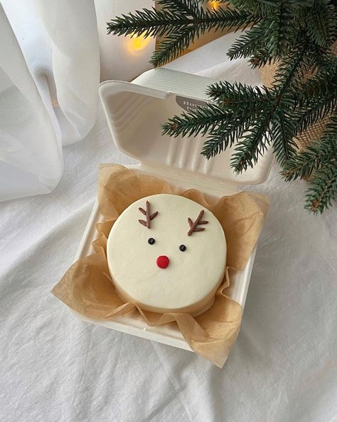 Christmas Sugar Cookies Decorated, Christmas Themed Cake, Christmas Cake Designs, Korean Cake, Mini Tortillas, Xmas Cake, Bento Cake, Christmas Menu, Christmas Sugar Cookies