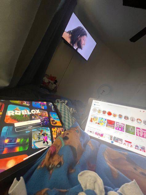 Roblox 😍 Playing Roblox With Friends, Roblox With Friends, Roblox Playing, Photo Dump Pics, Roblox Friends, Dump Pictures, Ipad Picture, Ipad Inspo, Roblox Aesthetic