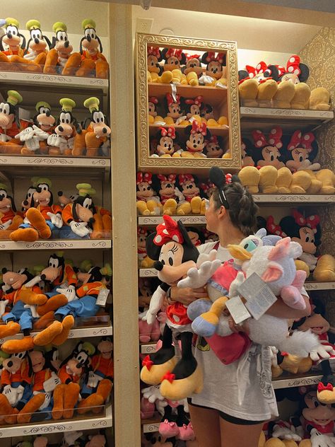 Cute Disneyland Pictures, Stuffed Animal Wall, Disneyland Aesthetic Pictures, Disneyland Cute Pictures, Aesthetic Disneyland Pictures, Disneyland Aesthetic Instagram, Disney World Aesthetic, Disney Poses, Disney Stuffed Animals