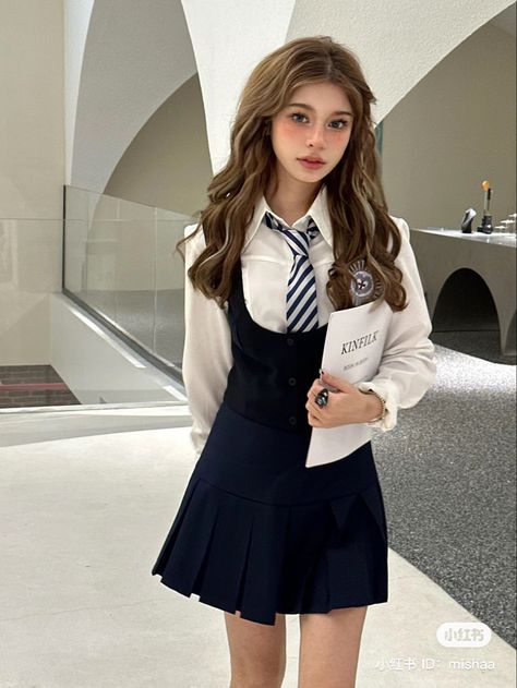 © 米莎mia (red), hannahmishamia (ins) Semiformal Outfit Women, American School Uniform, American School Outfits, Luxury School, Singapore Outfit, Preppy Chic Outfits, American Uniform, School Uniform Fashion, Summer School Outfits