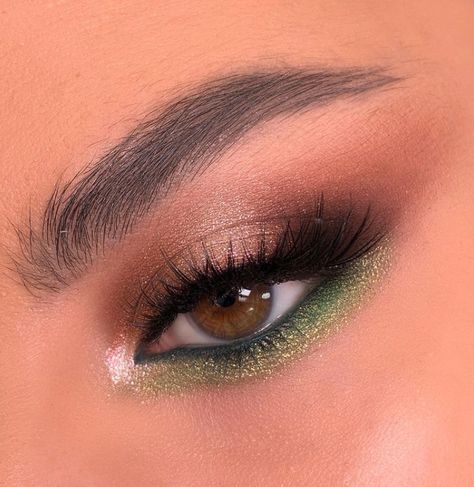 Makeup Verde, Christmas Eyeshadow Looks, Christmas Eyeshadow, 2023 Makeup, Maquillage On Fleek, Cute Eye Makeup, Eye Makeup Pictures, Pinterest Makeup, Eye Makeup Designs