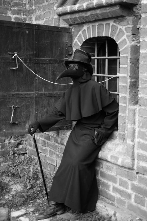 Plage Doctor Cosplay, Plague Costume, Black Plague Doctor, Doctor Halloween, Plague Doctor Costume, Plague Doctors, Plague Mask, Scp 049, Halloween Jokes