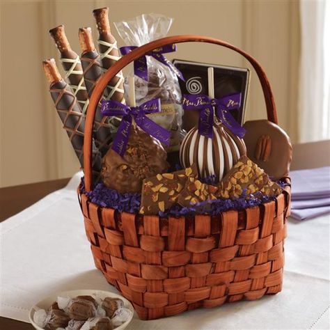 The Classic Signature Basket? I'll take 3! Apple Gift Basket, Caramel Pretzels Rods, Caramel Apple Gifts, Chocolate Caramel Apples, Gourmet Caramel Apples, White Chocolate Pretzels, Pretzel Twists, Food Gift Baskets, Apple Gifts