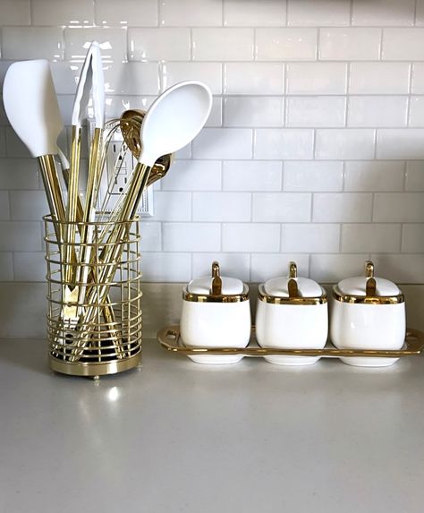 All White Kitchen Decor, White Gold Kitchen Ideas, Gold And White Kitchen Ideas, White And Gold Kitchen Decor, Gold Kitchen Appliances, White And Gold Kitchen Ideas, Kitchen Interior White, Black White And Gold Kitchen, Gold Appliances