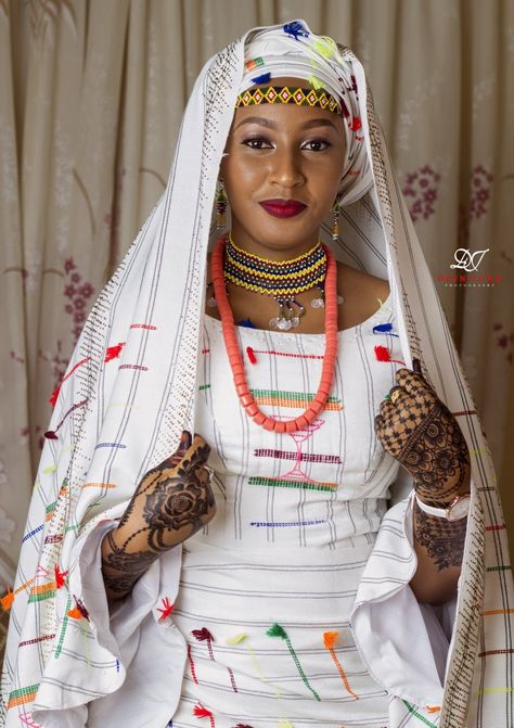 A beautiful Hausa fulani girl Fulani Outfit For Women, Hausa Culture Dress, Fulani Attire For Women, Hausa Traditional Attire For Women, Fulani Dress Styles, Fulani Traditional Attire, African Traditional Wedding Dress Nigerian Bride, Hausa Styles For Women, Arewa Hausa Styles