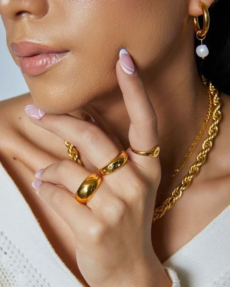 Jewellery Shoot With Model, Jewellery Fashion Shoot, Hand Jewelry Rings, Jewelry Product Shots, Jewelry Store Design, Jewelry Photoshoot, Hot Jewelry, Best Jewelry, Jewelry Photography