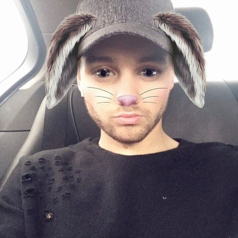 'To my two very special ladies': Liam Payne posted a Mother's Day message to Cheryl and his own mother on Instagram with a selfie of the singer using the bunny filter Gambar One Direction, Liam James, Goofy Pictures, One Direction Memes, Mia 3, Sweetie Pie, Silly Images, Very Funny Pictures, Silly Pictures