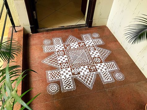 #mavukolam #2017 #naduveetukolam # chettiar #kolam #chettinad Mandana Rajasthani Art, Rajasthani Mandana, Relaxing Doodles, Marghazhi Kolam, Alpana Designs, Alta Design, Rajasthani Painting, Alpona Design, Rangoli Designs Simple Diwali