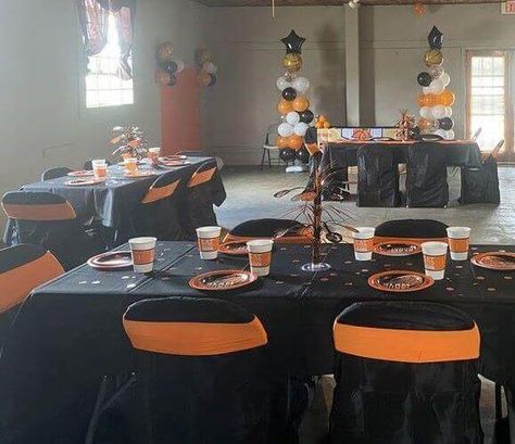 Black And Orange Centerpieces, Black Tablecloths, Orange Centerpieces, Twins Party, Event Decor Ideas, Party Decorations Table, Black And White Balloons, Basketball Theme Party, Star Balloons