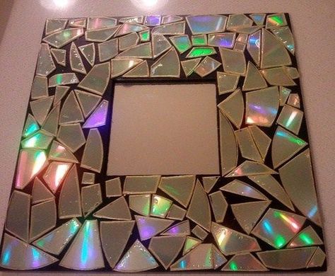 Get the best out of waste CD's in the form of a shiny photo frame ... Cd Mosaic, Dorm Diy, Dorm Room Diy, Old Cds, Mosaic Frame, Mosaic Mirror, Décor Diy, Crafty Craft, Crafty Diy