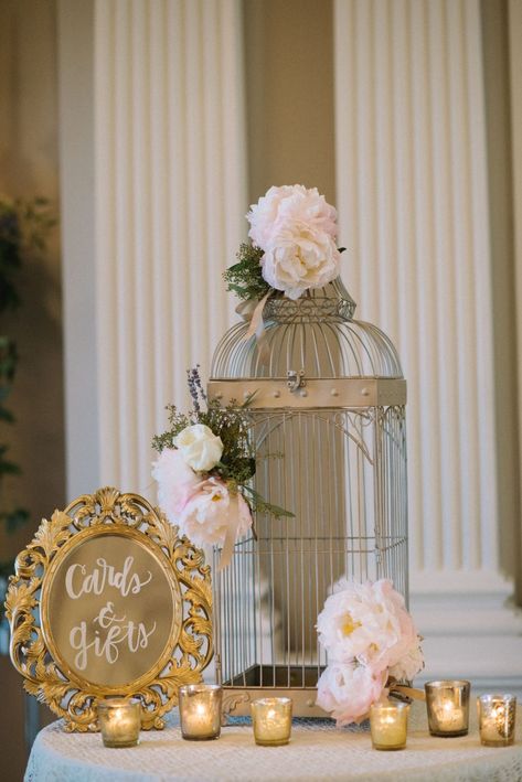 French Themed Wedding, Bird Cage Centerpiece, Wedding Table Themes, Gift Table Wedding, Wedding Birdcage, French Wedding, Card Box Wedding, Gift Table, Wedding Gift Favors