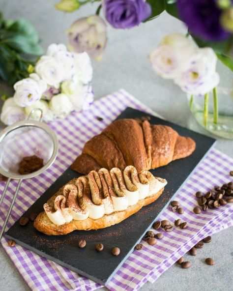 Croissant Decoration Ideas, Stuffed Croissants Dessert, Tiramisu Croissant, Crosaint Ideas, Croissant Design, Torte Creative, Asian Side Dishes, Pane Dolce, Chocolate Croissant