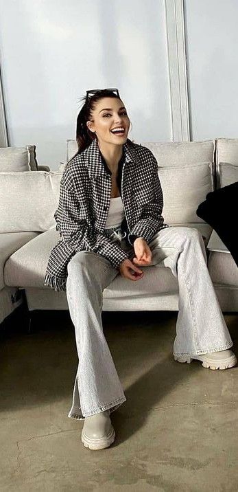 Emily Ratajkowski Outfits, Hande Ercel Style, Female Clothes Outfits, Gigi Hadid Outfits, Blazer Outfits Casual, Turkish Actress, Oufits Casual, Work Dresses For Women, Hande Erçel