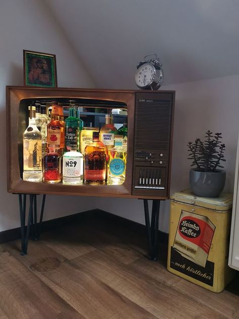 Tv Bar, Weird Furniture, Mobile Bar, Vintage Tv, Decoration Inspiration, Garage Sales, Old Tv, Flea Markets, Mini Bar