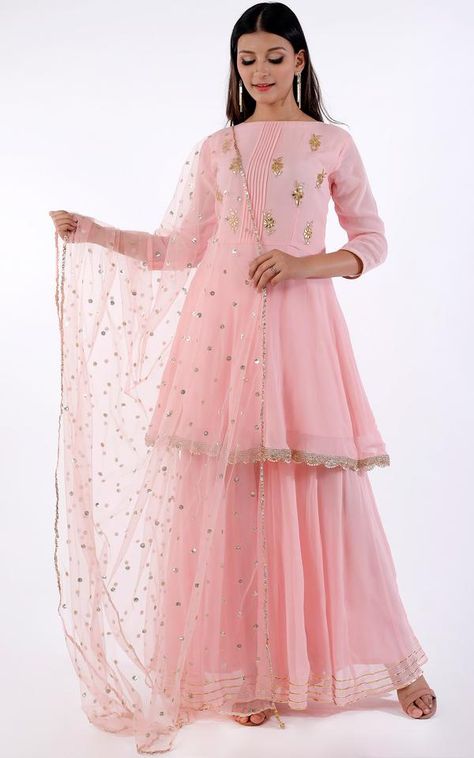 Best Labels To Buy Gorgeous Sharara Suits From! #shaadiwish #sharara #shararasuit #bridalsuit #suit #bridaltrends #weddingoutfits #outfitideas #weddingideas #weddingtrends Gown Lehenga, Pink Sharara, Georgette Sharara, Sharara Designs, Gota Patti Work, Pengantin India, Frock Style, Gaun Fashion, Sharara Suit