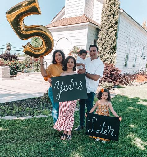 5 Year Anniversary Picture Ideas, 5th Anniversary Photoshoot Ideas, 5 Year Wedding Anniversary Party, 5 Year Wedding Anniversary Photoshoot, 5 Year Anniversary Photo Shoot, Anniversary Photography Poses, Wedding Anniversary Photoshoot, Wedding Anniversary Pictures, Marriage Photoshoot